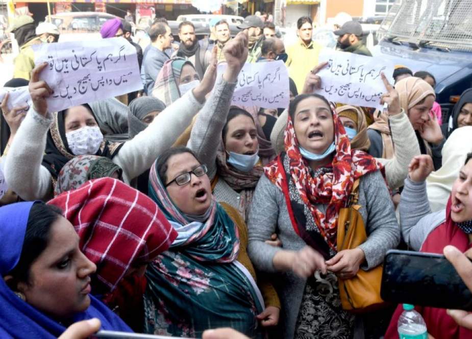 سابق عسکری پسندوں کی پاکستانی بیویوں کا سرینگر میں احتجاج
