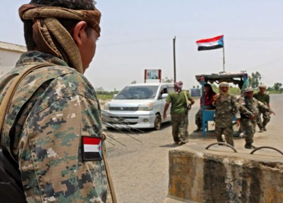 باخرة إماراتية تفرغ عربات عسكرية بميناء سقطرى اليمني