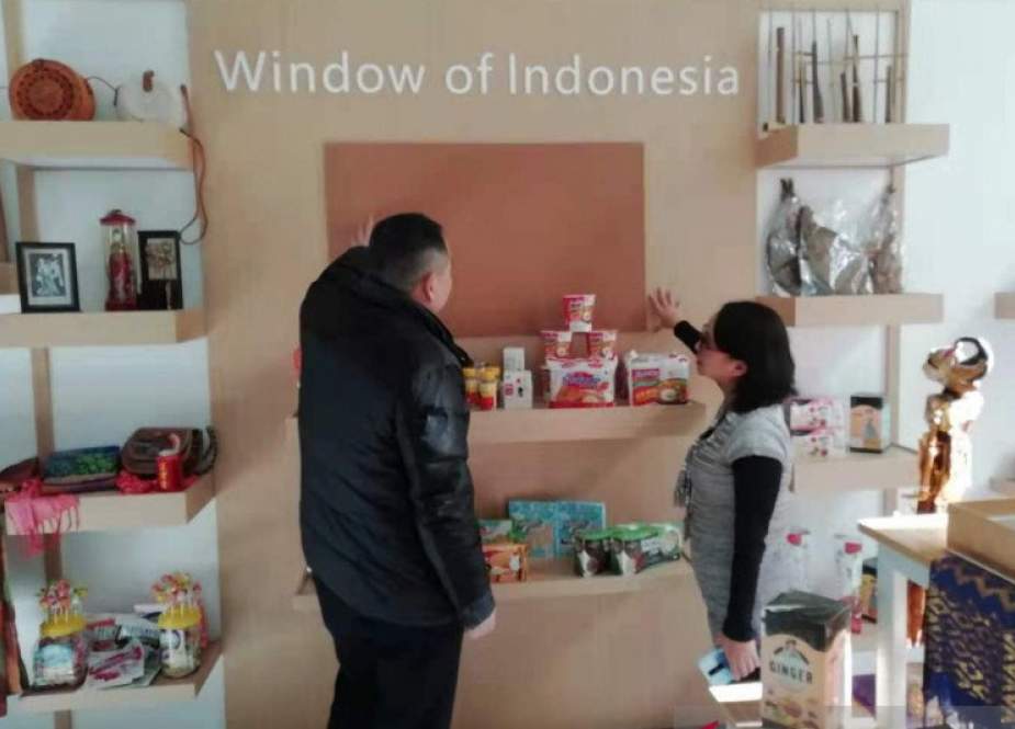 Ruang pajang produk-produk unggulan Indonesia di KBRI Beijing, China.jpg