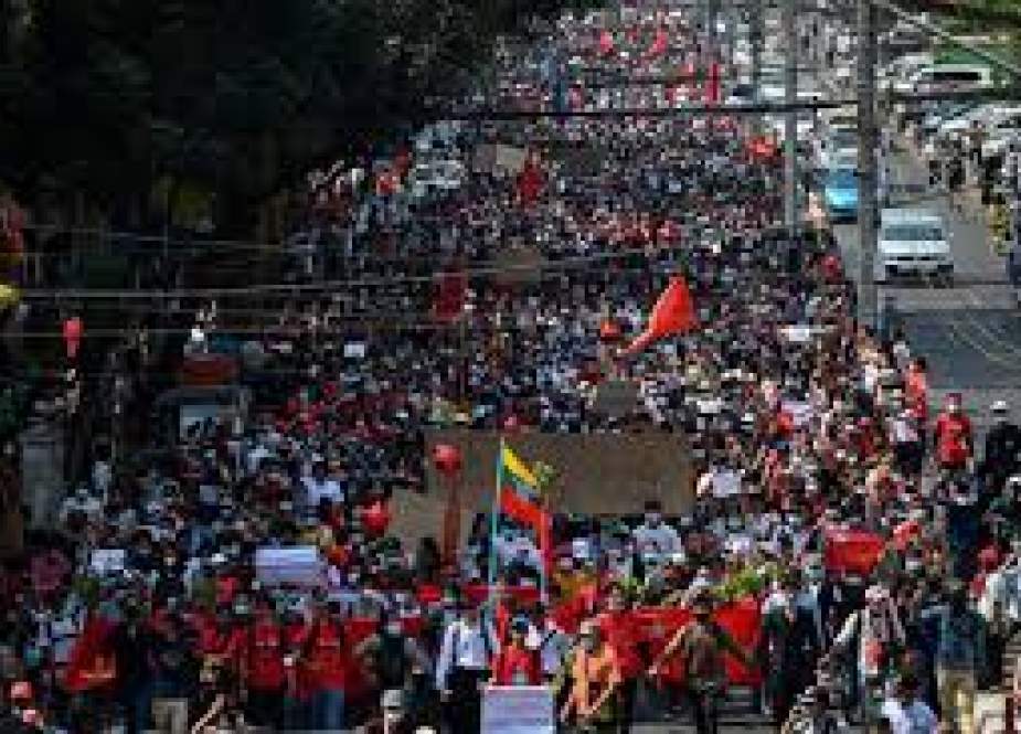انقلابيو ميانمار يصعدون من استخدامهم للقوة لقمع الاحتجاجات