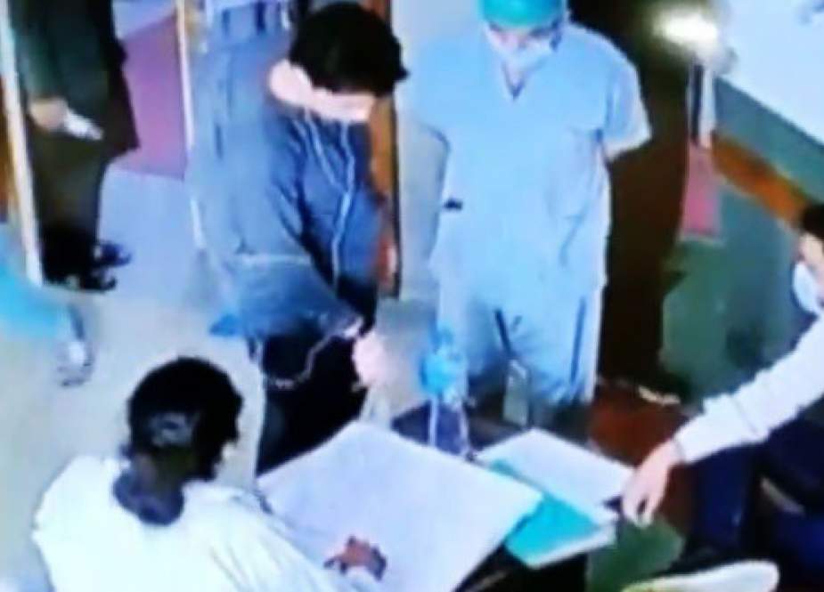 الائیڈ اسپتال فیصل آباد میں ڈیوٹی ڈاکٹر کی چاقو سے سینیئر ڈاکٹرز کو ڈرانے کی ویڈیو وائرل