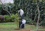 قائد الثورة الإسلامية يغرس شتلتين في يوم الشجرة