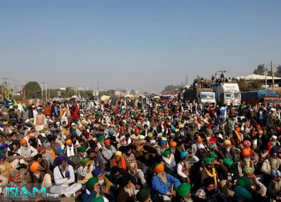 Indian Farmers Block Highway outside Delhi to Mark 100th Day of Protest