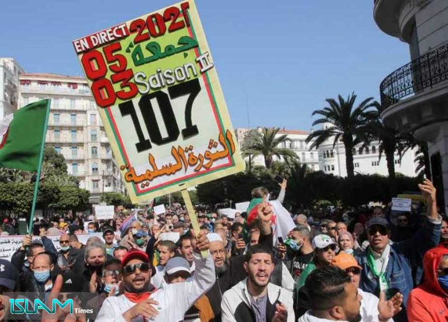 Thousands Hit Algerian Streets in Fresh Protests