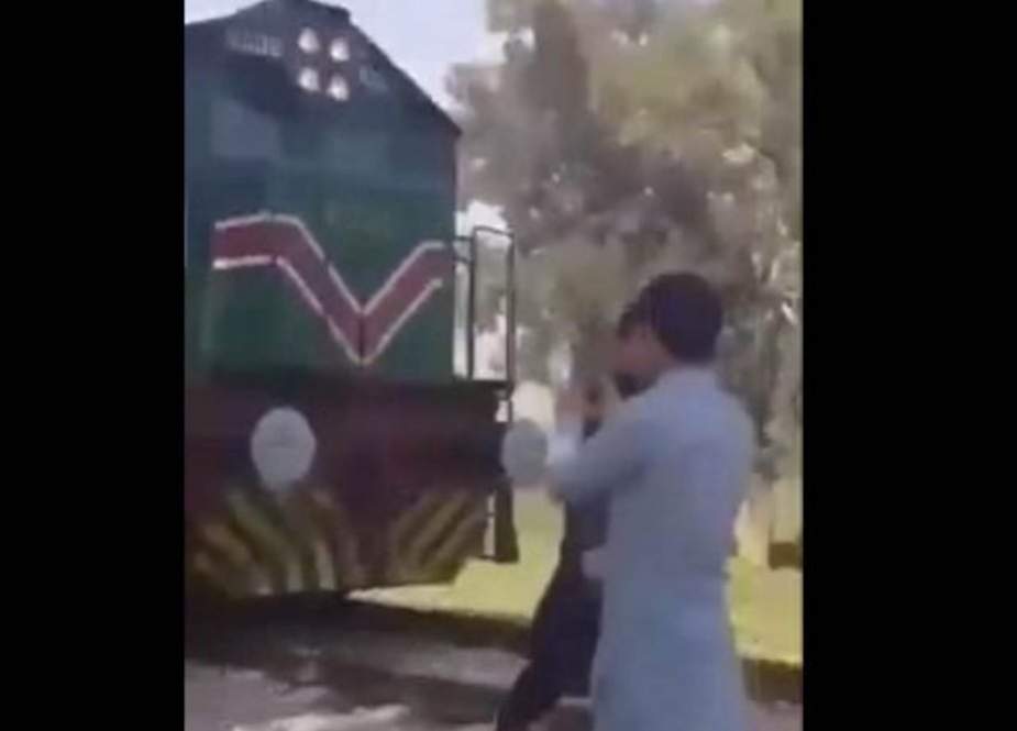 نوشہرہ، ریلوے لائن پر ٹک ٹاک بناتے ہوئے پیش آنیوالے ہولناک حادثے کی ویڈیو سامنے آگئی