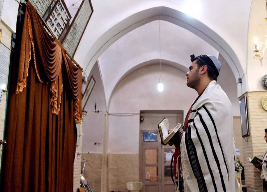 Iranian Jew davens at the Molla Agha Baba Synagogue in the city of Yazd.jpg
