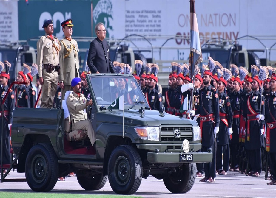 یوم پاکستان پریڈ میں مسلح افواج کے دستوں کی آمد کے مناظر