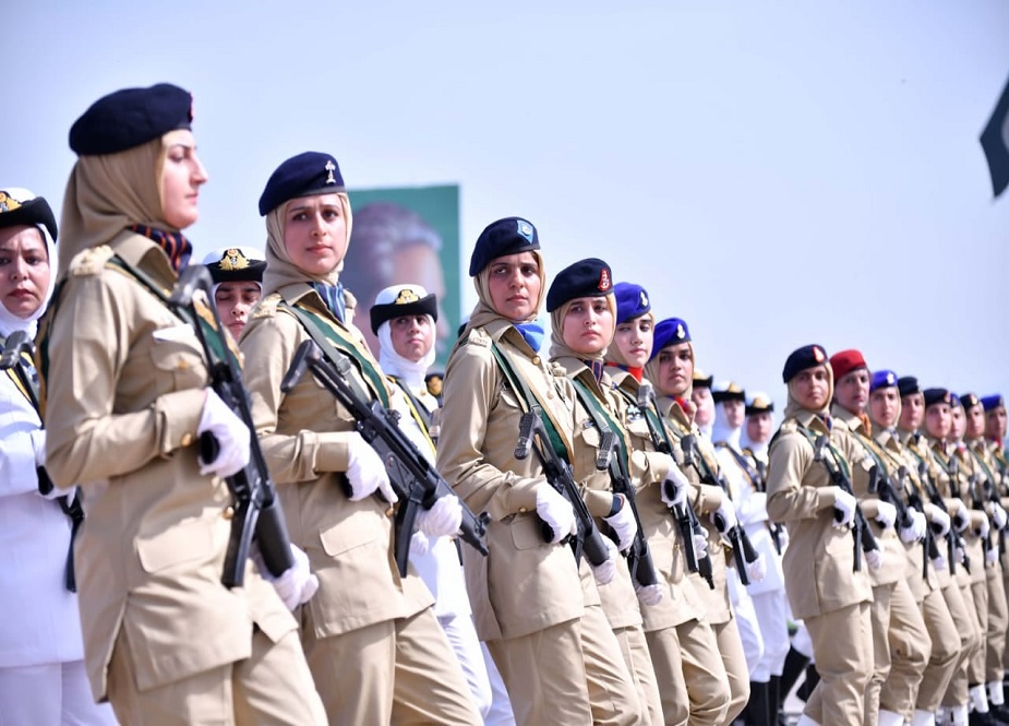 یوم پاکستان پریڈ میں مسلح افواج کے دستوں کی آمد کے مناظر