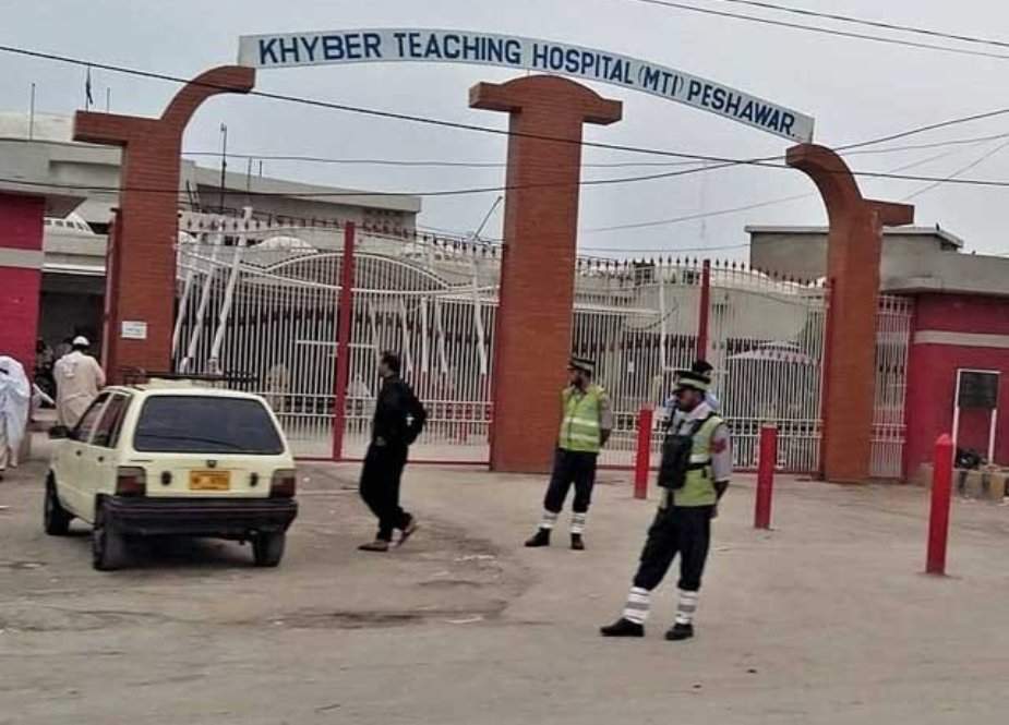 پشاور کے تینوں بڑے سرکاری اسپتال کورونا مریضوں سے بھرگئے