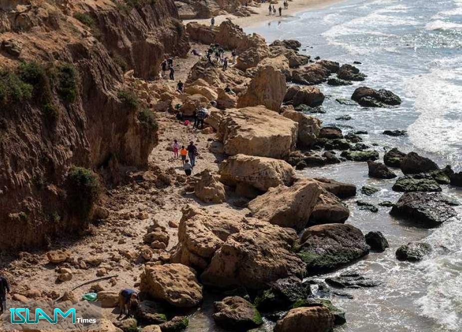 Oil Spill Off the “Israeli”-Occupied Coast Now Covers Entire Lebanese Shoreline