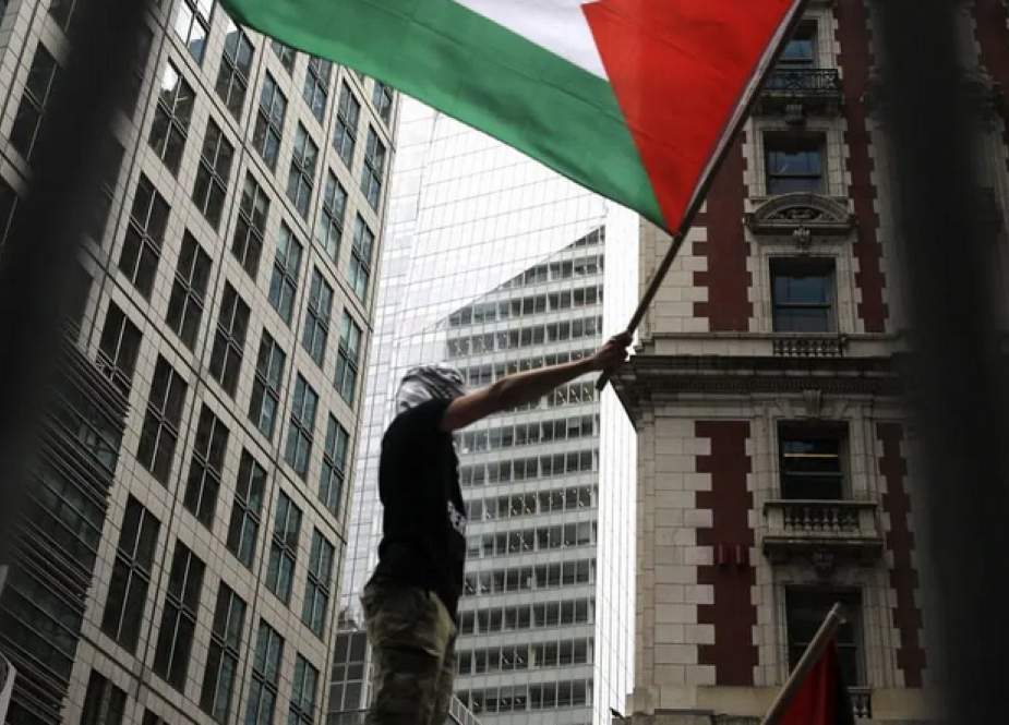 Seorang pria mengibarkan bendera Paestina dalam peringatan 70 thn Nakba di New York (MEMO).
