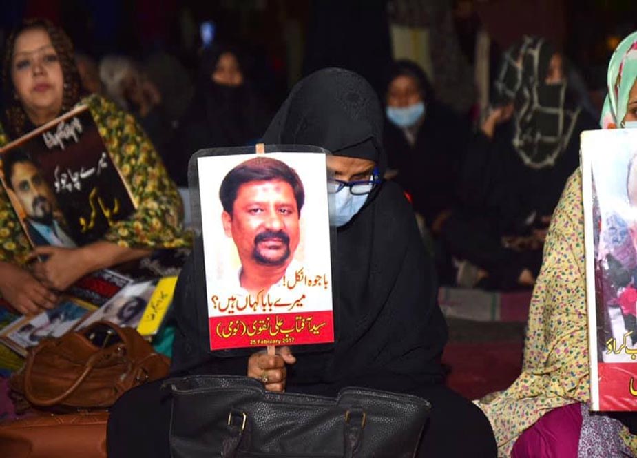 جبری گمشدہ شیعہ عزاداروں کی عدم بازیابی کے خلاف کراچی میں مزار قائد کے باہر شیعہ لاپتہ افراد کے اہل خانہ کا دھرنا جاری