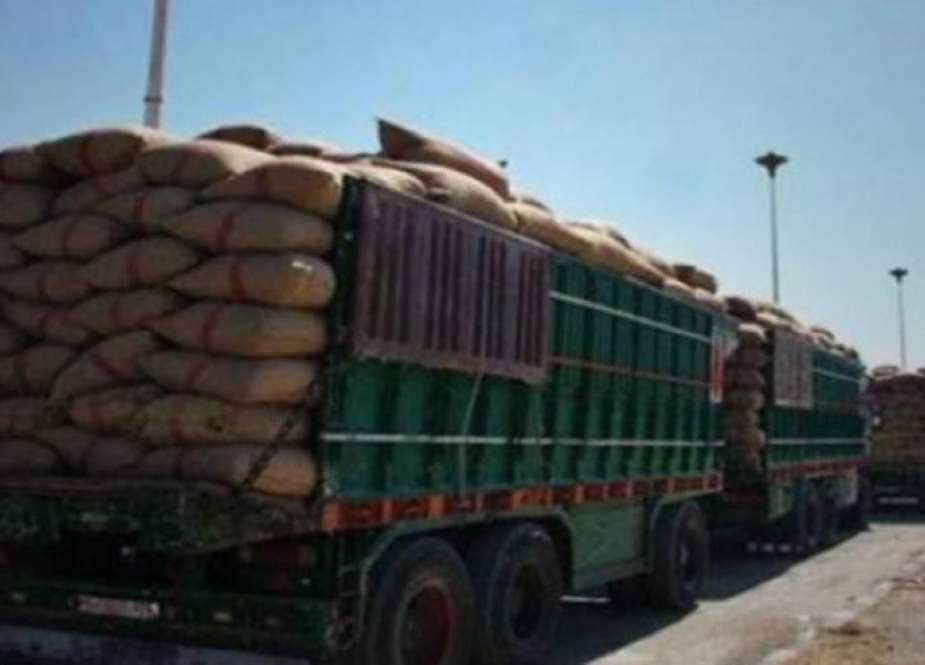 الاحتلال الأمريكي يواصل سرقة القمح السوري من الحسكة وتهريبه