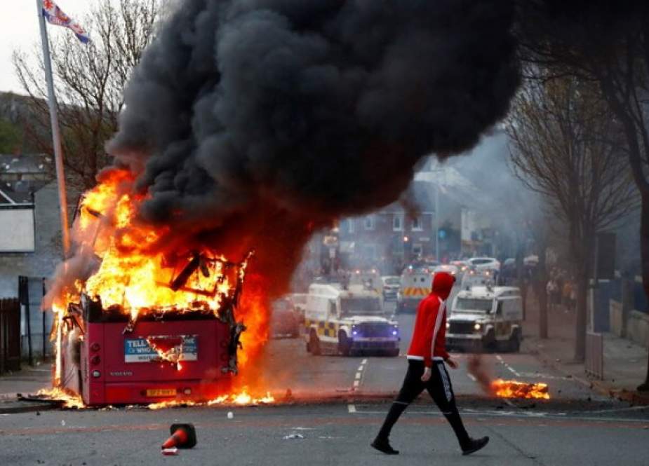 محتجون في ايرلندا الشمالية يضرمون النار في حافلة