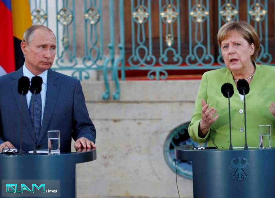 Merkel Urges Putin To Pull Troops Back from Ukraine Border