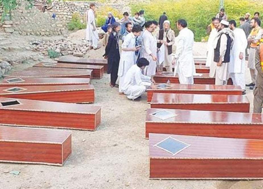کوہاٹ سے ملنے والی 11 سال پرانی 16 نعشوں کی تدفین، ورثا کیلئے امداد کا اعلان