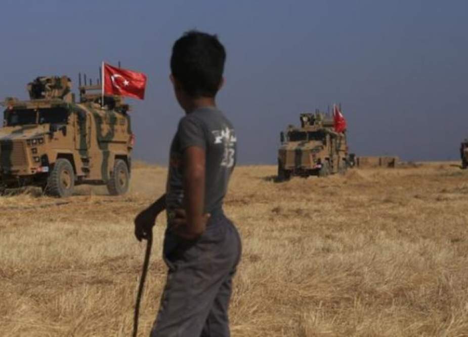 الاحتلال التركي يقيم سواتر وخنادق بين القرى لترسيخ وجوده بريف الرقة