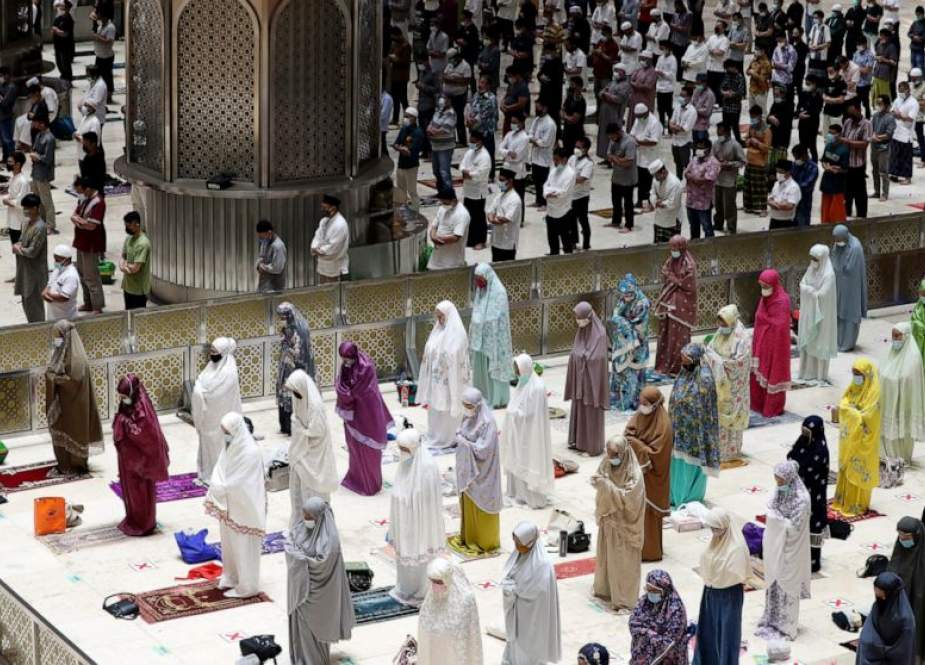 Indonesian Muslims attend prayers marking start of Ramadan