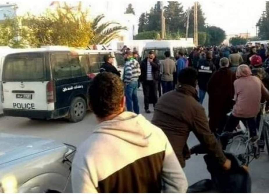محتجون يحرقون مركز شرطة في تونس