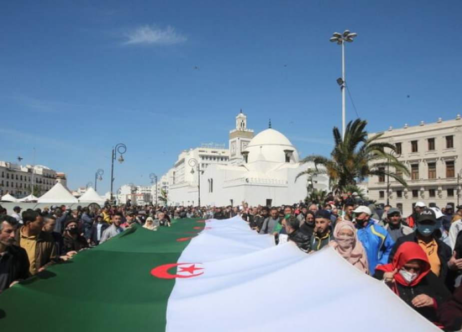 حكومة الجزائر تتهم أطرافا خارجية باستخدام الحراك الجديد