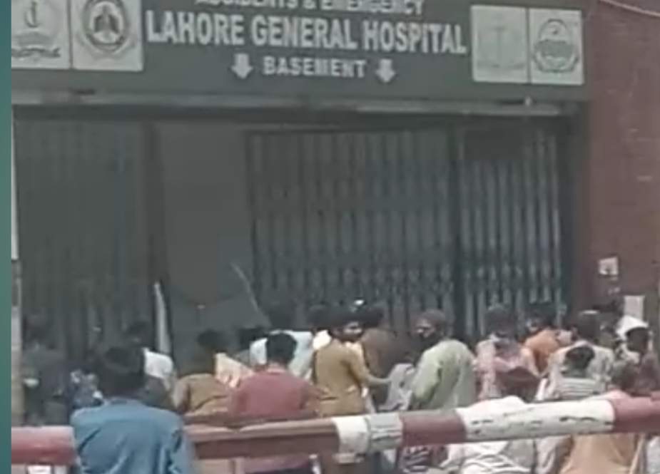 لاہور، مظاہرین کا جنرل ہسپتال کی ایمرجنسی میں گھس پر پولیس اہلکاروں پر تشدد