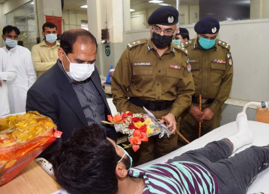 کمشنر اور آر پی او ملتان کا نشتر ہسپتال کا دورہ، زخمی پولیس اہلکاروں کی عیادت کی 
