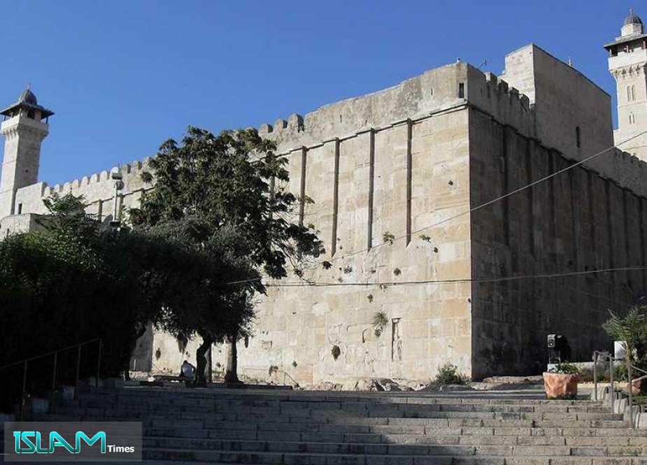 “Israeli” Settlers Incite Palestinians at the Ibrahimi Mosque