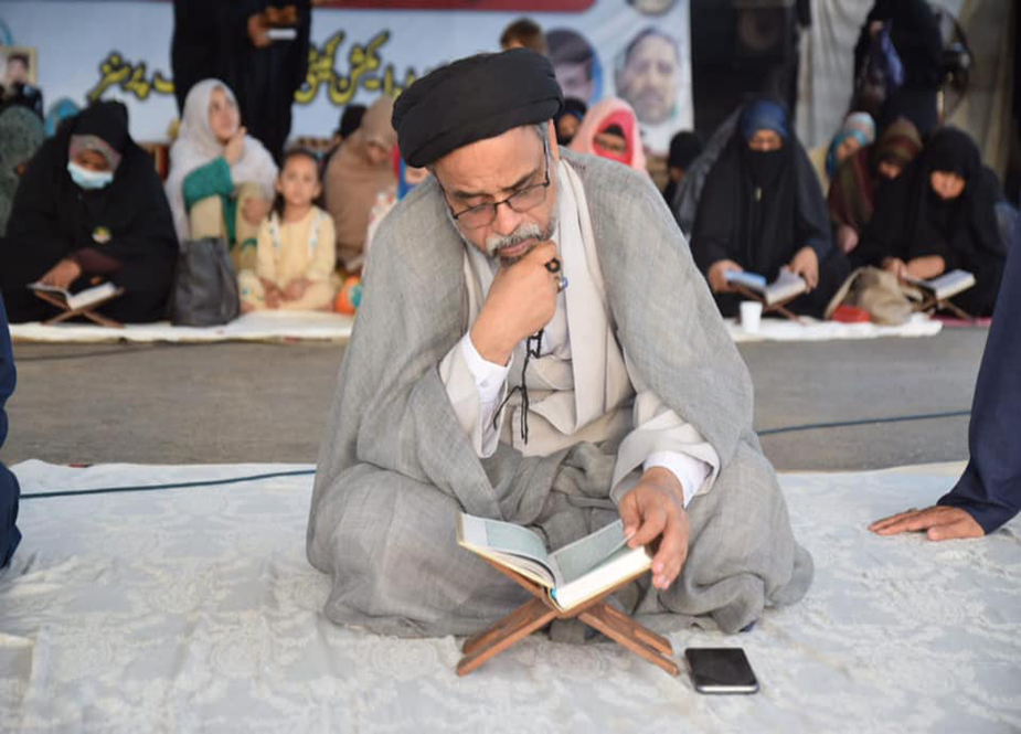 شیعہ لاپتہ افراد کی عدم بازیابی کیخلاف کراچی میں جاری احتجاجی دھرنے میں محفل قرآت قرآن کا انعقاد کیا جارہا ہے