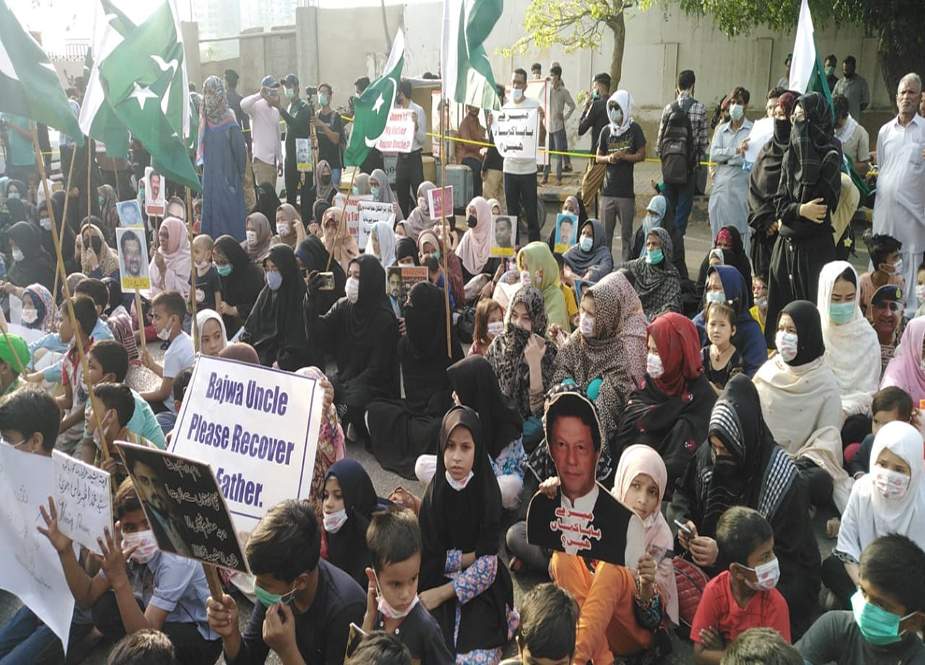 کراچی، شیعہ لاپتہ افراد کے بچوں کا گورنر ہاوس کے باہر احتجاج، عمران اسماعیل کا ملنے سے انکار
