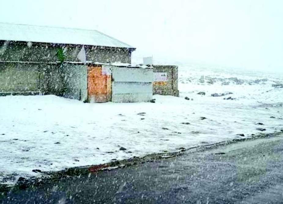 وادی کشمیر کے بالائی علاقوں میں برف باری، میدانی علاقوں میں بارشیں