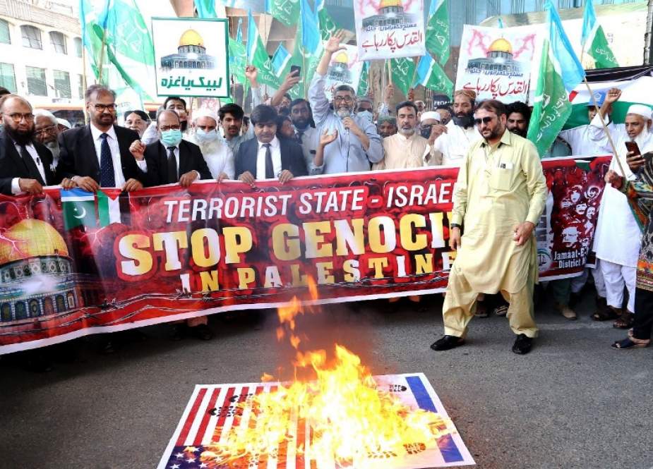جماعت اسلامی ملتان کا سراج الحق کی اپیل پر کچہری چوک میں احتجاجی مظاہرہ، امریکی و اسرائیلی پرچم نذر آتش