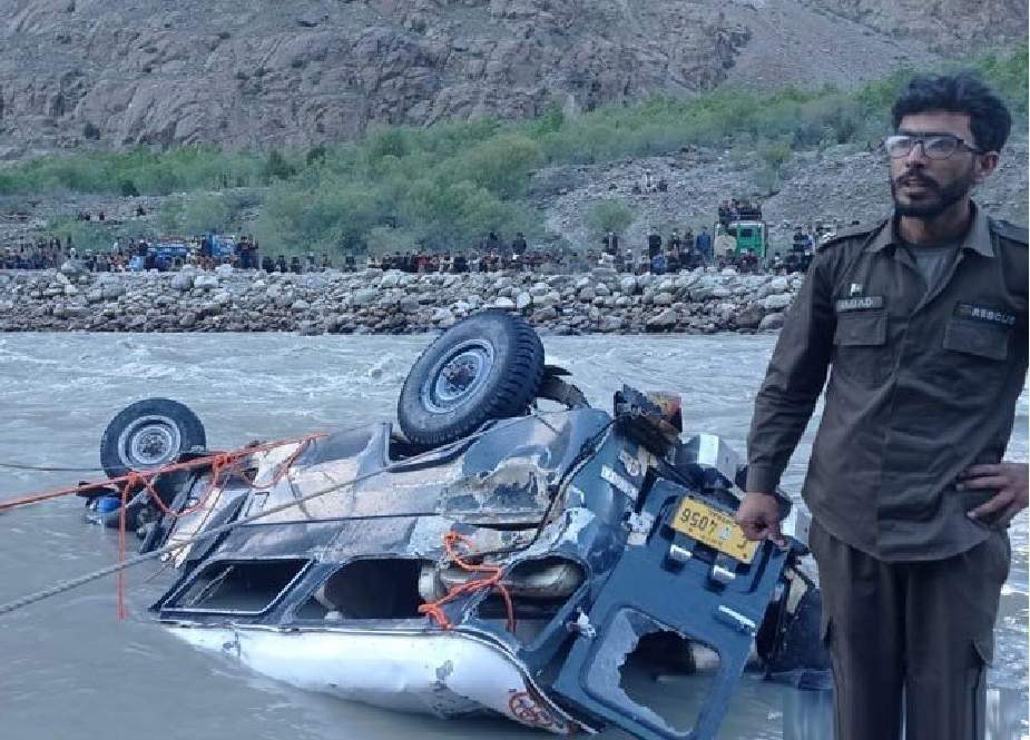 چترال میں مسافر گاڑی دریا میں گرنے سے 9 افراد جاں بحق