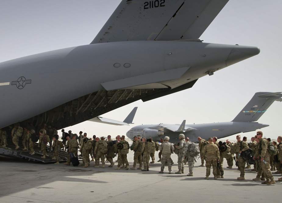 US soldiers board a military plane as they leave Afghanistan, at the US base in Bagram north of Kabul.jpg