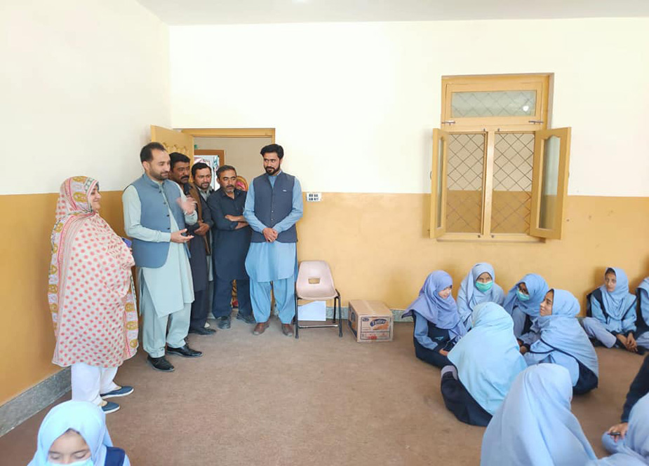 کاظم میثم کلاس روم کا دورہ کرتے ہوئے