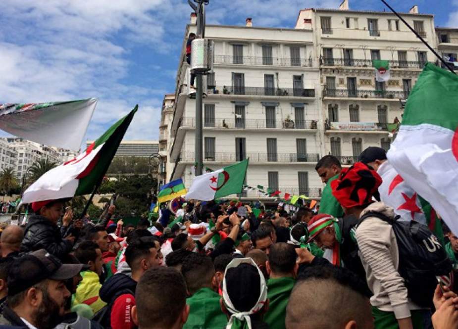 الآلاف يتظاهرون في الجزائر رفضا للانتخابات التشريعية