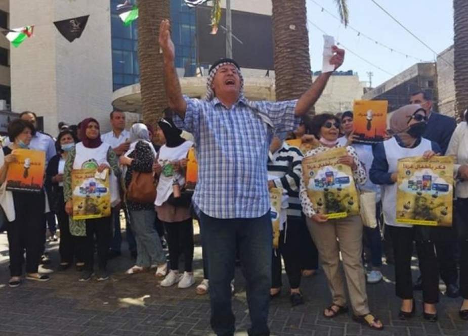 نابلس...متظاهرون يدعون لمقاطعة منتجات الاحتلال