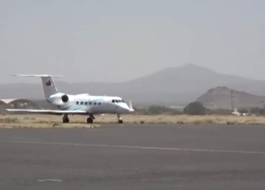 An Omani delegation arrived  in Sanaa, Yemen.
