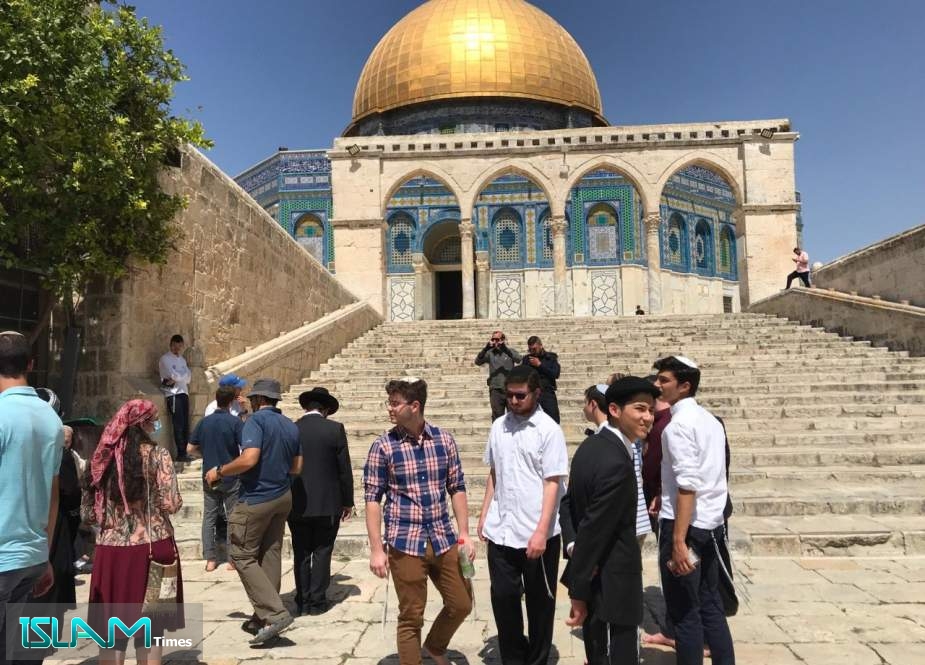 Zionist Settlers Strom Al-Aqsa Mosque as Resistance Calls Palestinians to Defend Al-Quds
