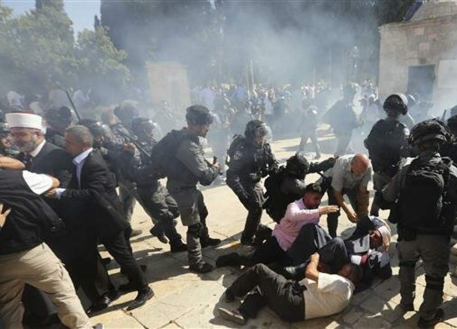 Israeli police clash with Palestinian worshipers at al-Aqsa Mosque compound in Jerusalem al-Quds.jpg