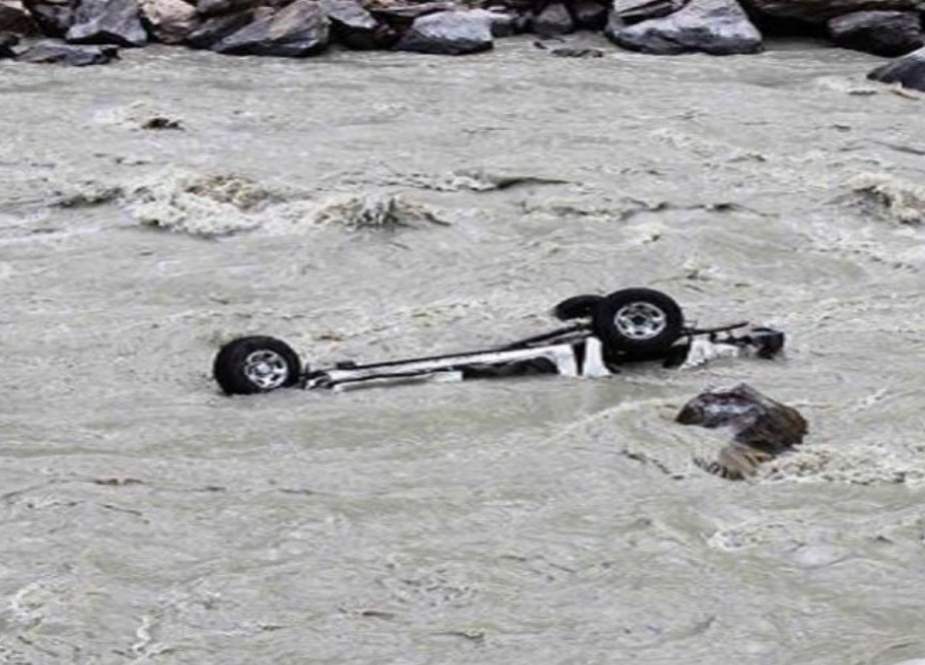 کوہستان میں مسافر گاڑی دریائے سندھ میں گرگئی، 14 افراد لاپتہ