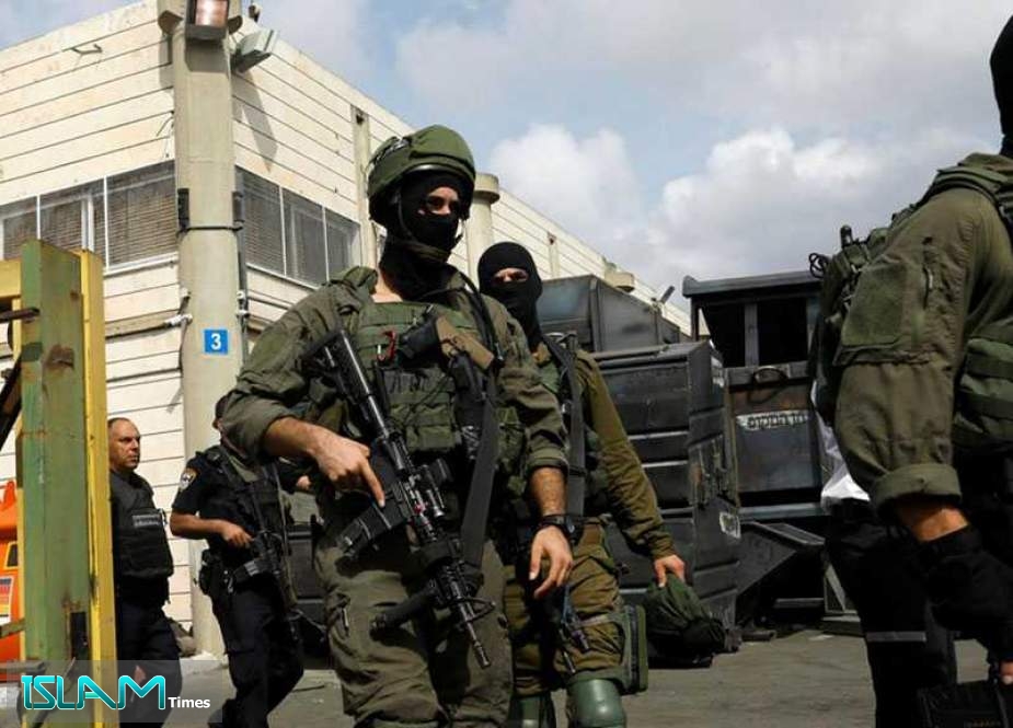 ‘Israeli’ Occupation Forces Detain Dozens of Palestinians, Injure Three Others in the West Bank