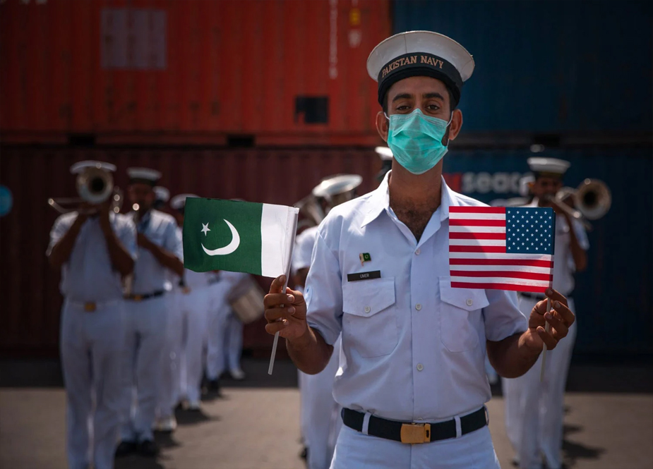گائیڈڈ میزائل سے لیس امریکی بحری جنگی جہاز یو ایس ایس مانٹرے (CG 61) کا کراچی بندرگاہ کا دورہ