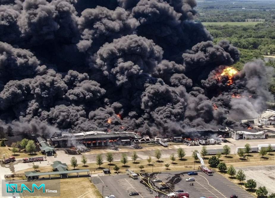 Massive Fire Engulfs Chemical-Plant in Illinois, US