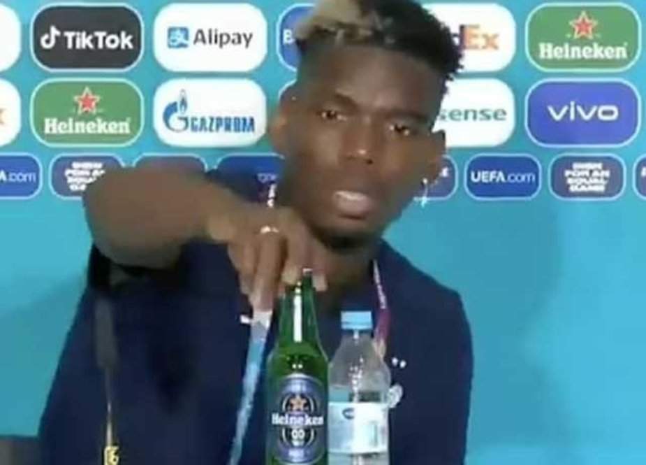مسلم فٹبالر نے پریس کانفرنس میں سامنے رکھی بیئر کی بوتل ہٹادی