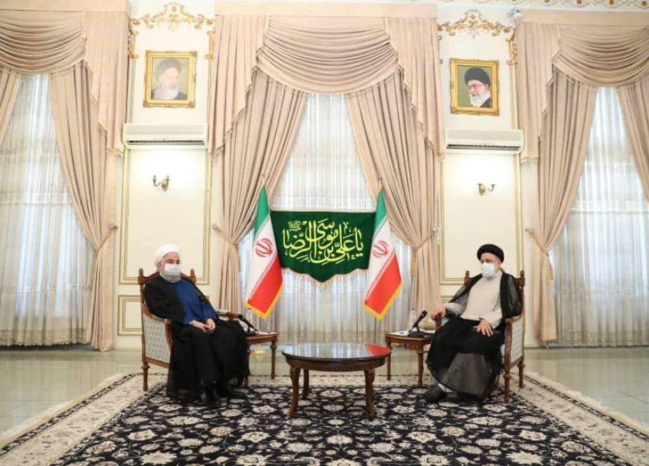 روحاني يجتمع مع رئيسي بعد إعلان فوزه بالانتخابات