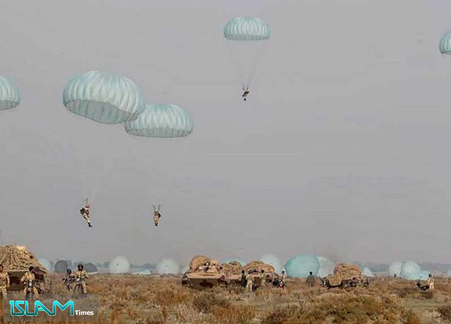 Iranian Army Self-sufficient in Making Military Parachutes, Commander Says