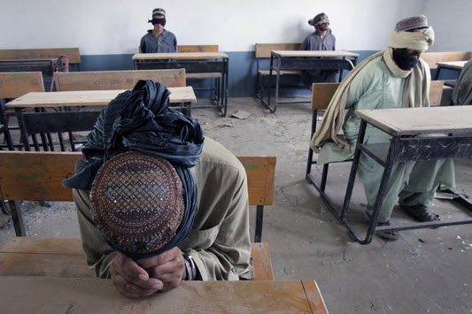 جلسه بازجویی اعضای وابسته به طالبان در خرابه های کلاس درس