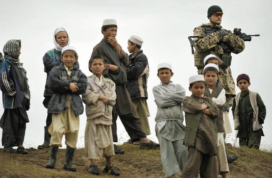 کودکان افغان نظاره گر اقدامات نیروهای آلمانی ائتلاف ناتو در روستای خود