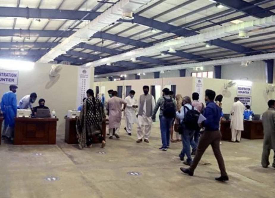 ایکسپو سینٹر کراچی میں تنخواہ نا ملنے پر ویکسینیشن عملے نے کام چھوڑ دیا