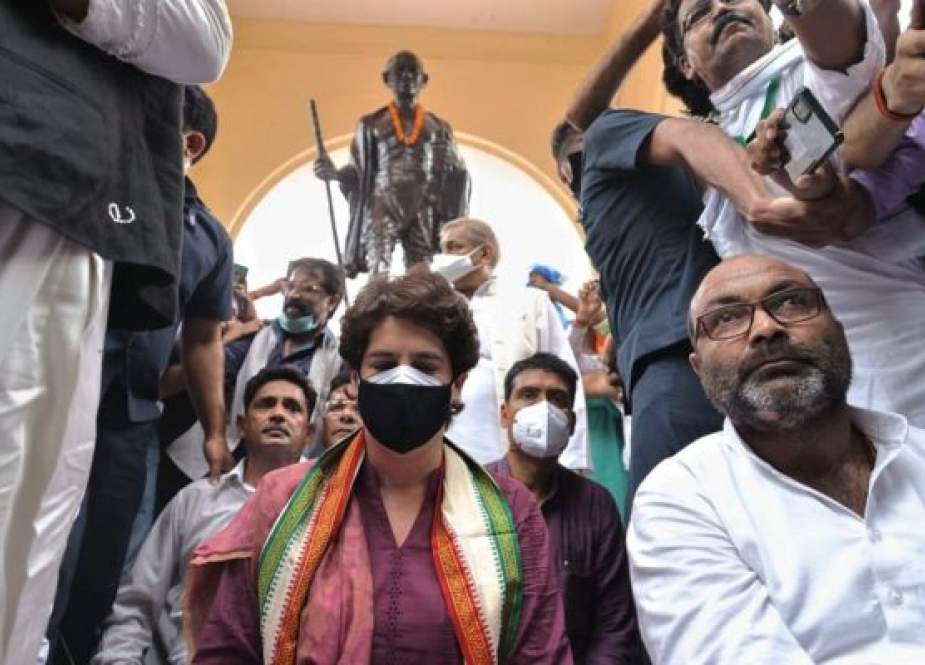 پرینکا گاندھی کے ’خاموش دھرنے‘ پر یوگی حکومت کی کارروائی، 600 کارکنوں پر کیس درج